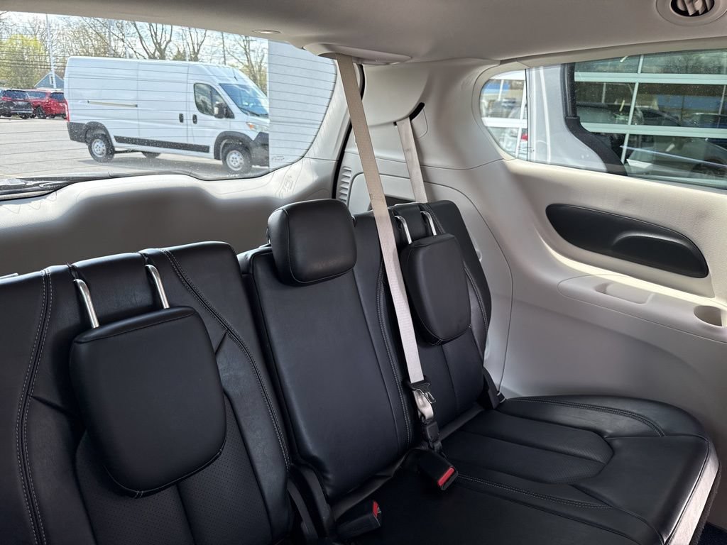 Used 2024 Chrysler Pacifica Touring-L FWD image 47