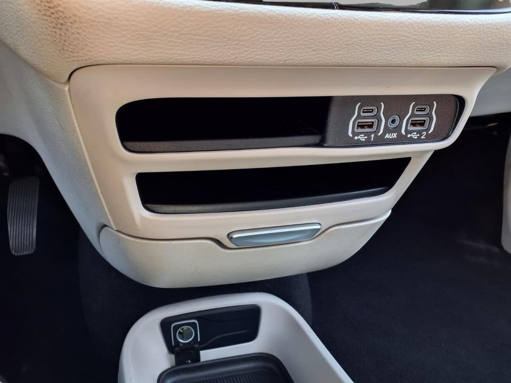 Used 2024 Chrysler Pacifica Limited FWD image 11