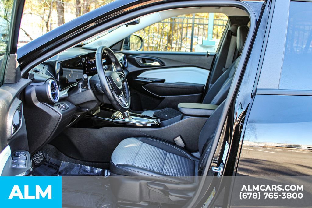 Used 2025 Chevrolet Trax LT w/ LT Convenience Package image 17