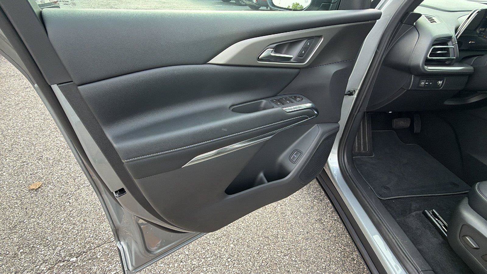 New 2027 Chevrolet Traverse LT w/ Sun and Wheel Package FWD image 15