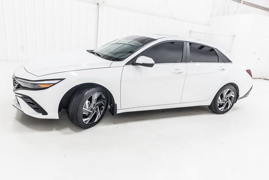 Used 2025 Hyundai Elantra Limited FWD image 3