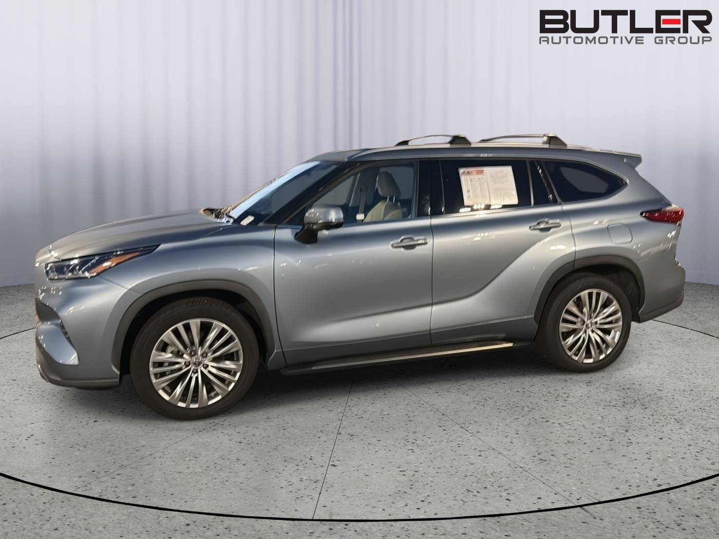Used 2023 Toyota Highlander Platinum FWD image 3
