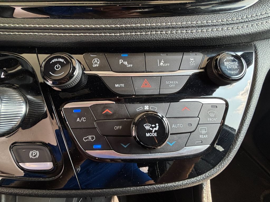 Used 2025 Chrysler Pacifica Limited FWD image 24