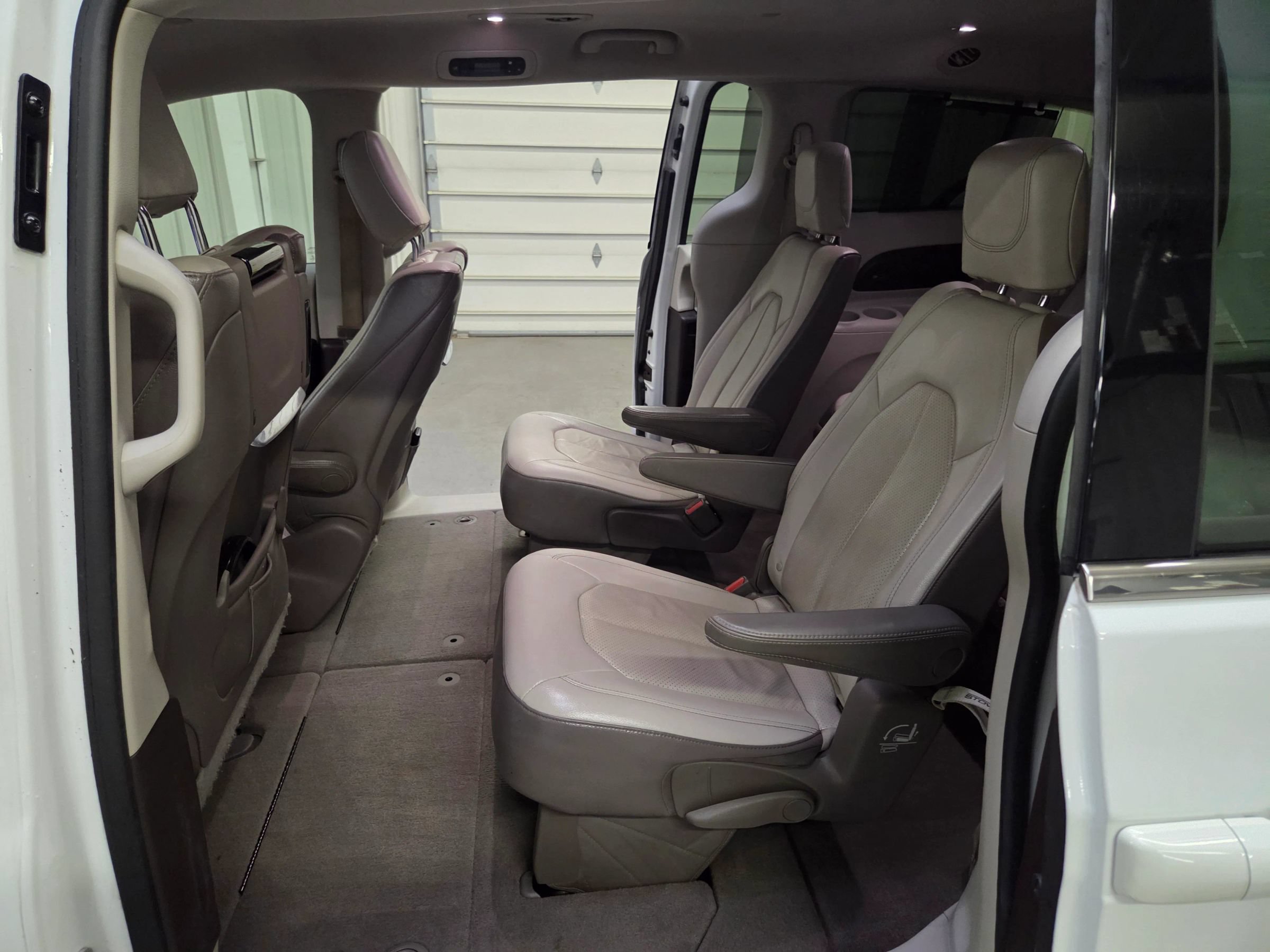 Used 2018 Chrysler Pacifica Touring-L Plus FWD image 41