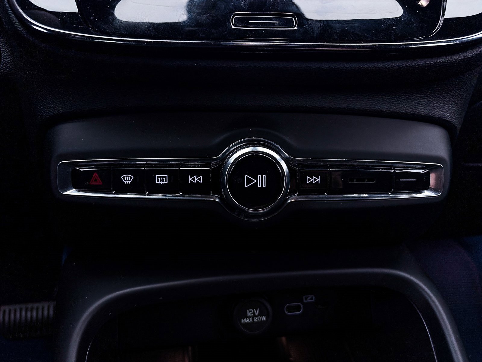 Used 2023 Volvo C40 P8 Recharge Ultimate image 25