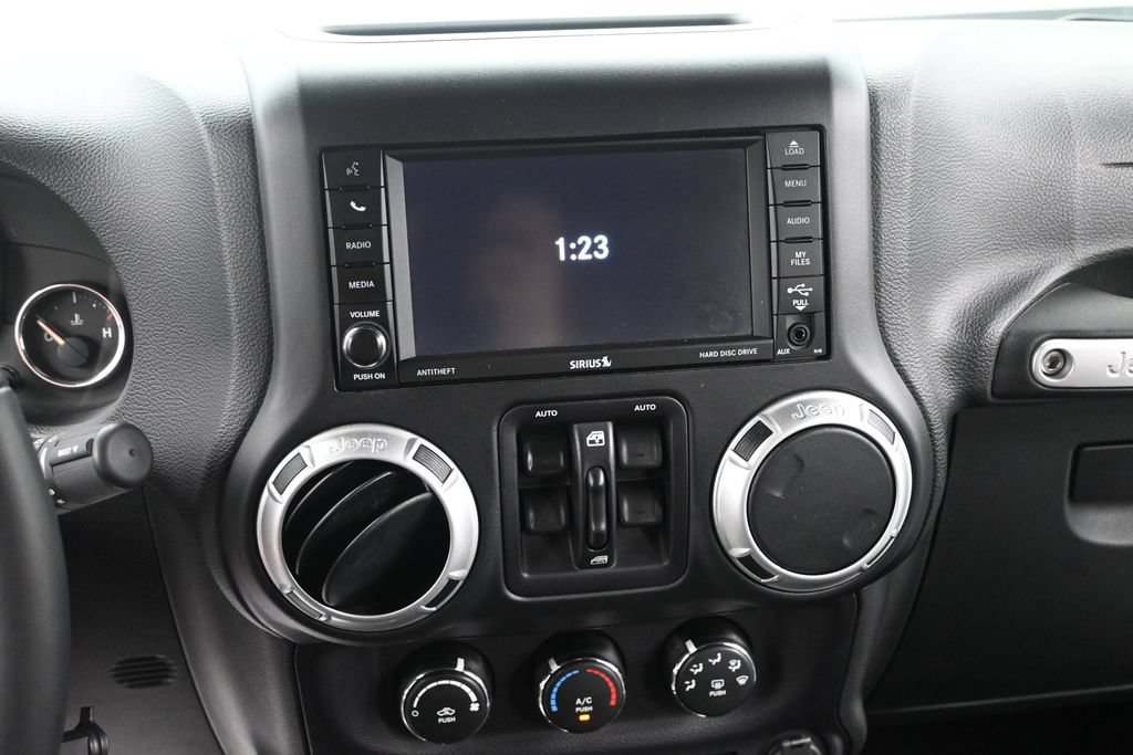 Used 2016 Jeep Wrangler Unlimited Sahara w/ Connectivity Group AWD/4WD image 27