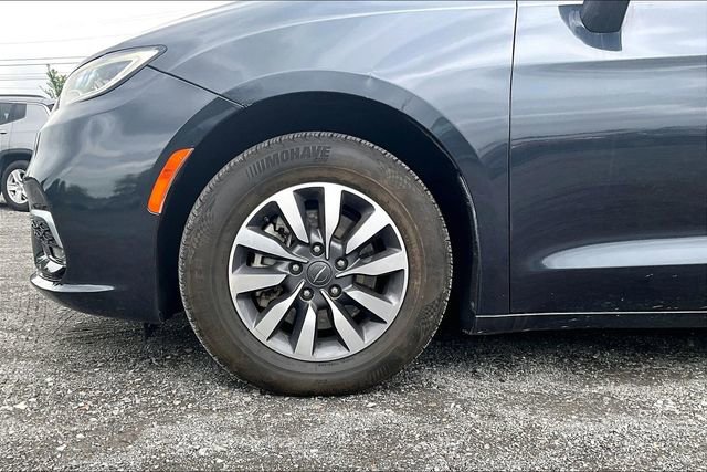 Used 2021 Chrysler Pacifica Touring-L image 10