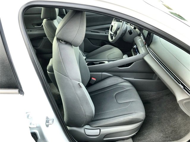 Used 2025 Hyundai Elantra SEL image 25