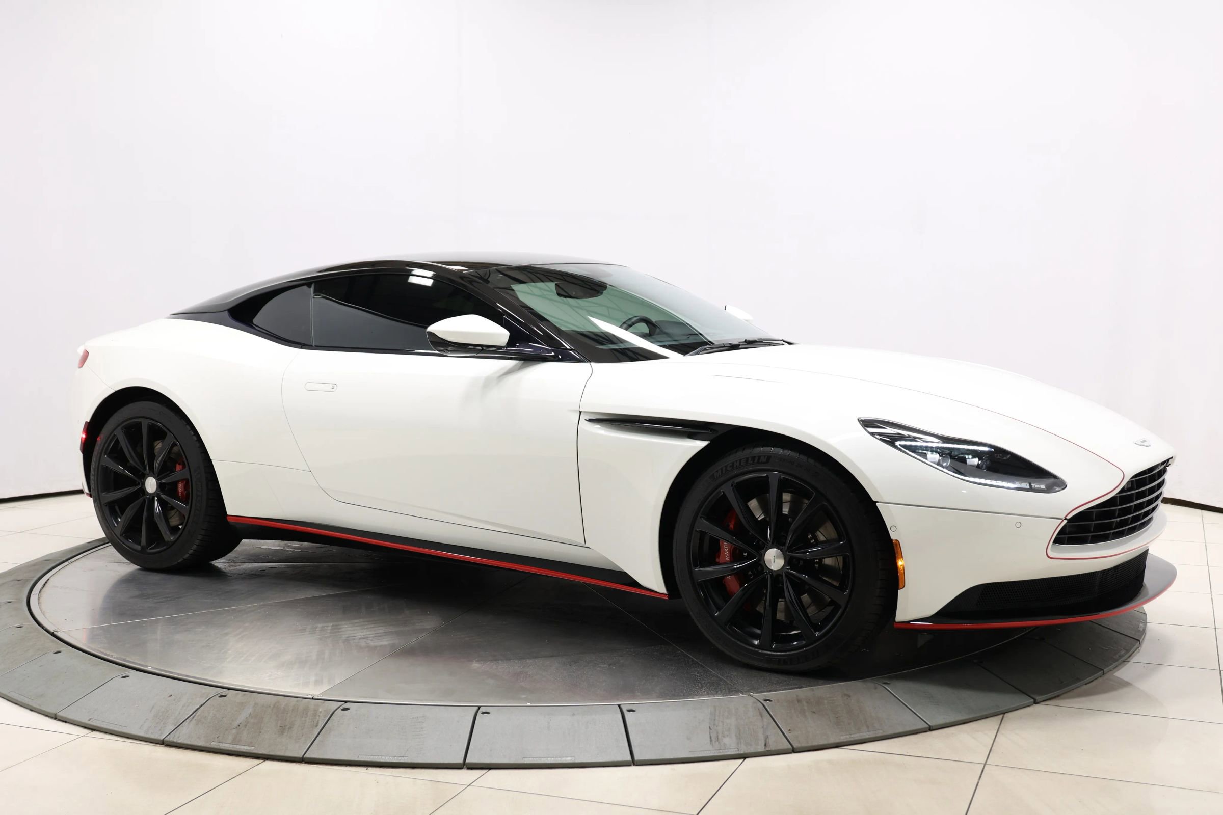 Used 2018 Aston Martin DB11 Coupe image 77