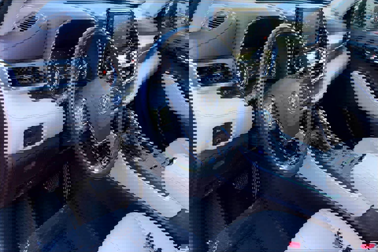 Used 2021 Toyota Highlander XLE image 17