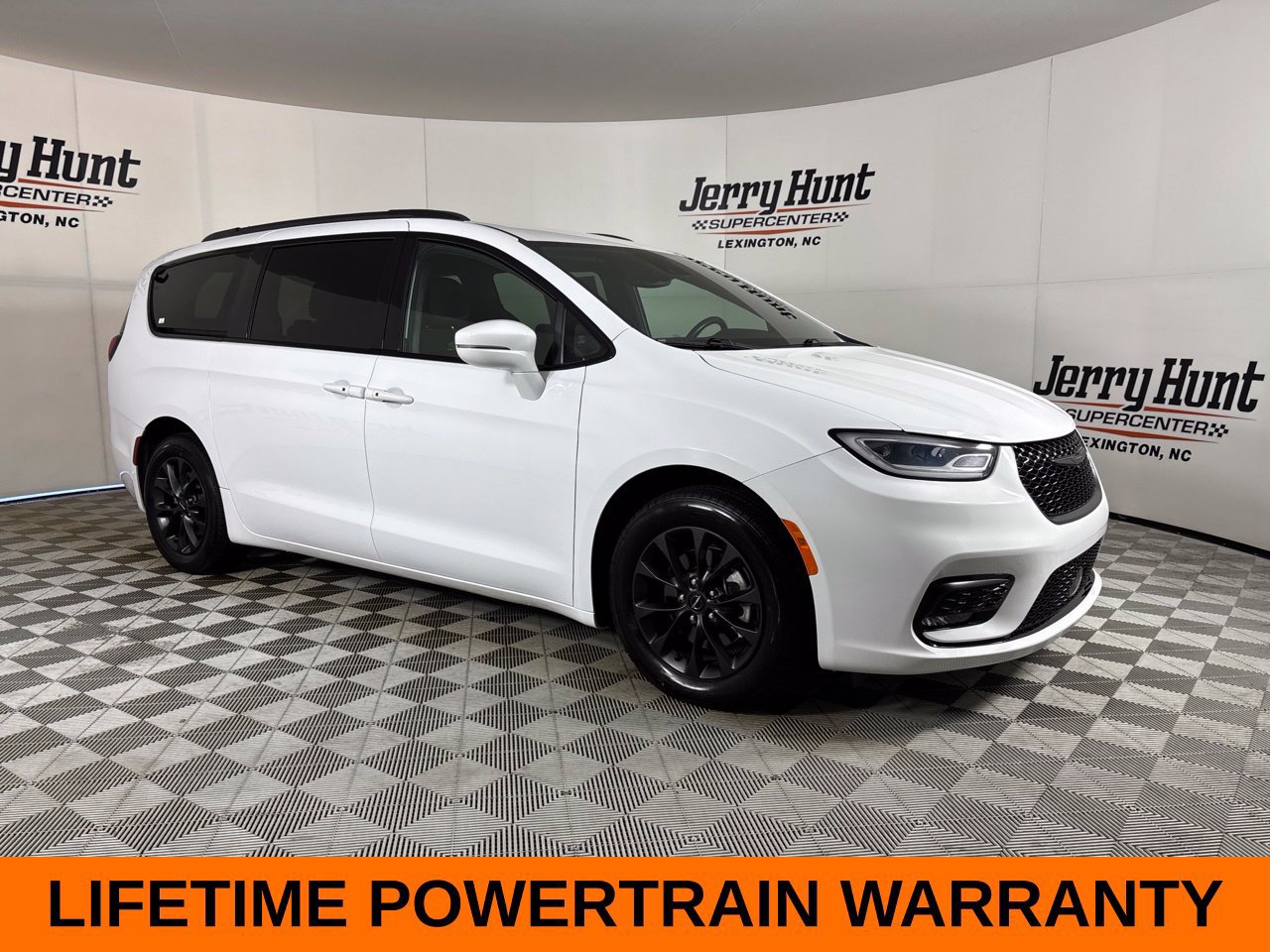 Used 2021 Chrysler Pacifica Touring w/ S Appearance Package FWD image 4