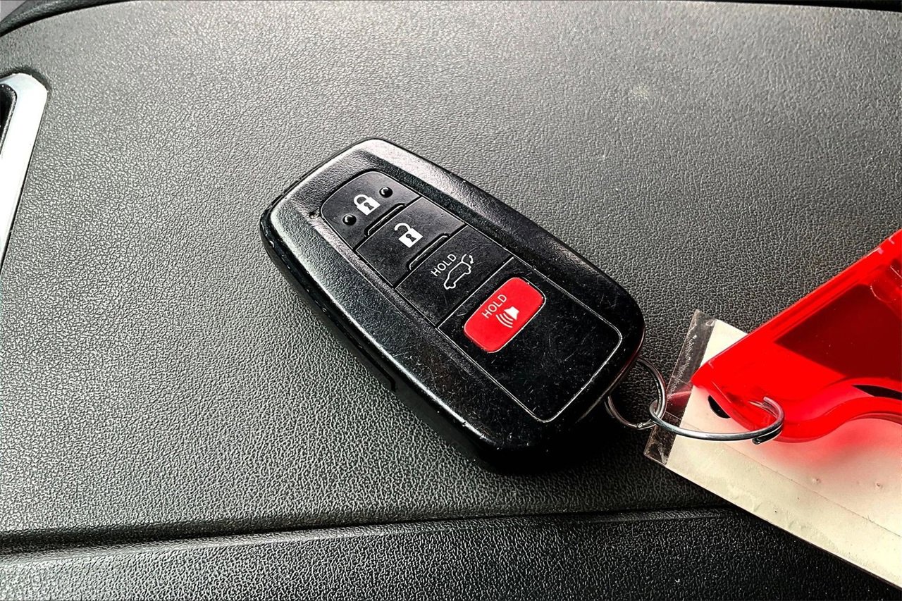 Used 2022 Toyota Highlander XLE image 32