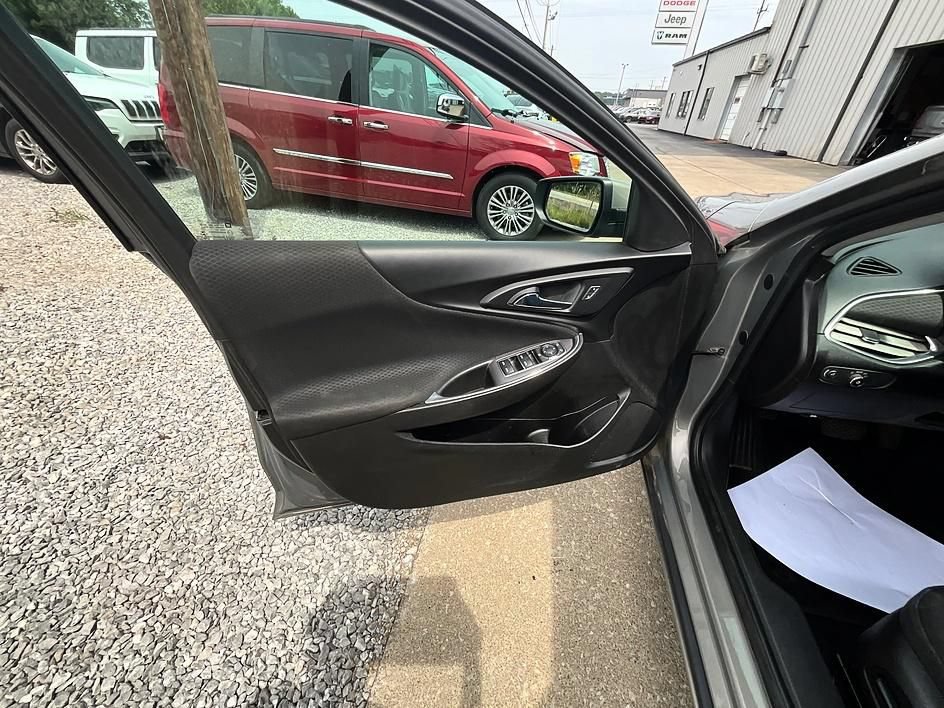 Used 2018 Chevrolet Malibu LT FWD image 12