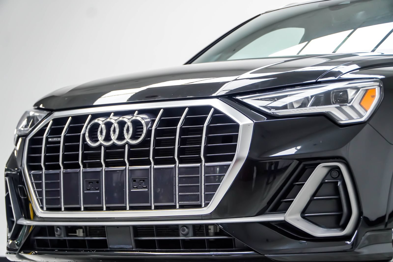 Used 2025 Audi Q3 2.0T Premium AWD/4WD image 2