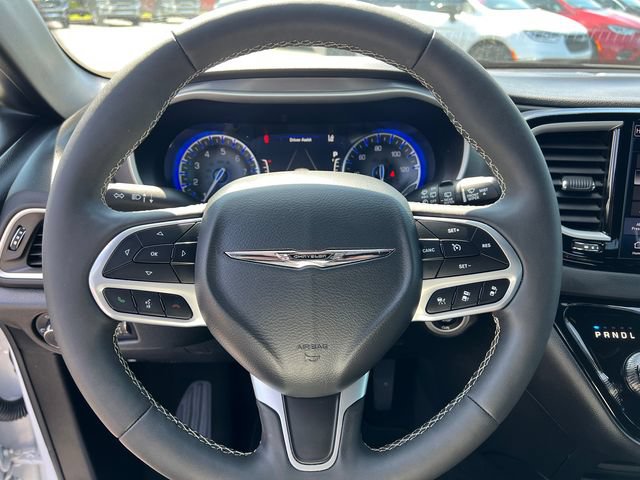 Used 2025 Chrysler Pacifica Select FWD image 15