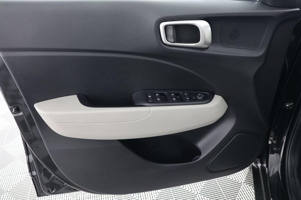 Used 2024 Hyundai Venue SEL FWD image 24