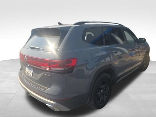 Used 2025 Volkswagen Atlas Peak Edition SE AWD/4WD image 3