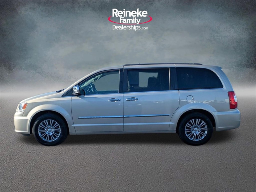 Used 2014 Chrysler Town & Country Touring-L w/ Driver Convenience Group image 9