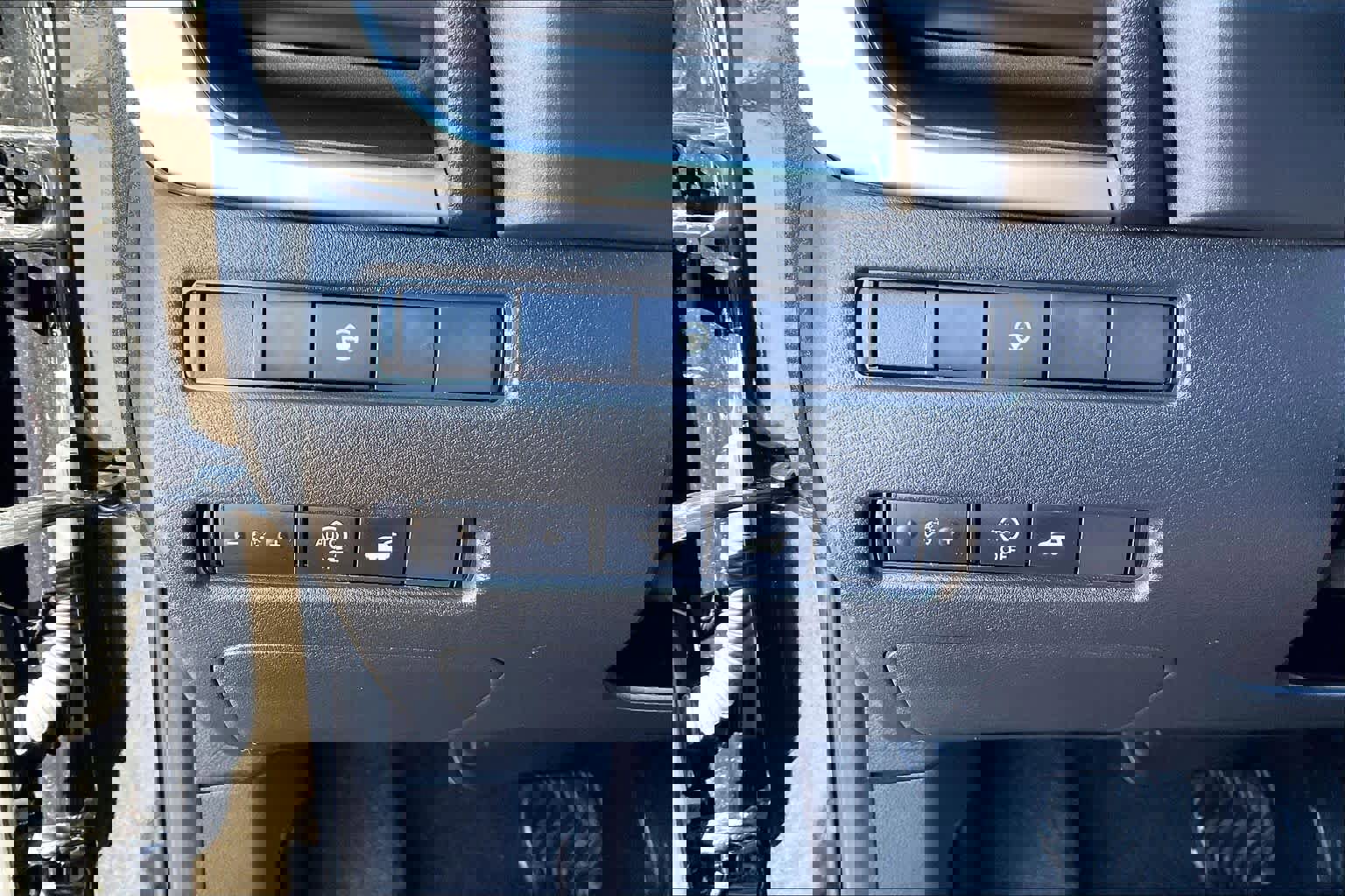 Used 2025 Nissan Rogue SV image 33