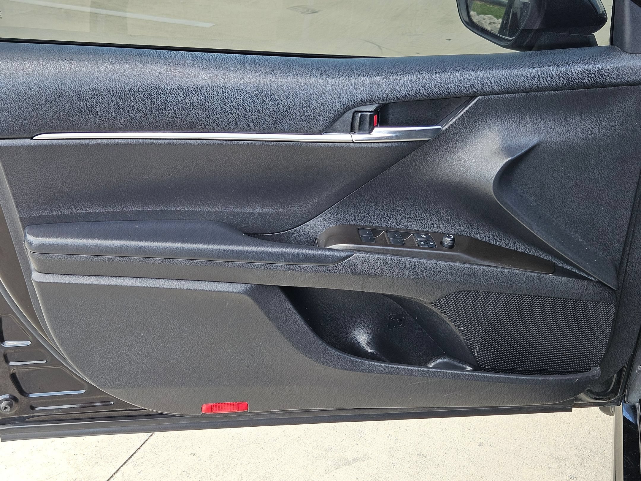 Used 2022 Toyota Camry SE FWD image 11