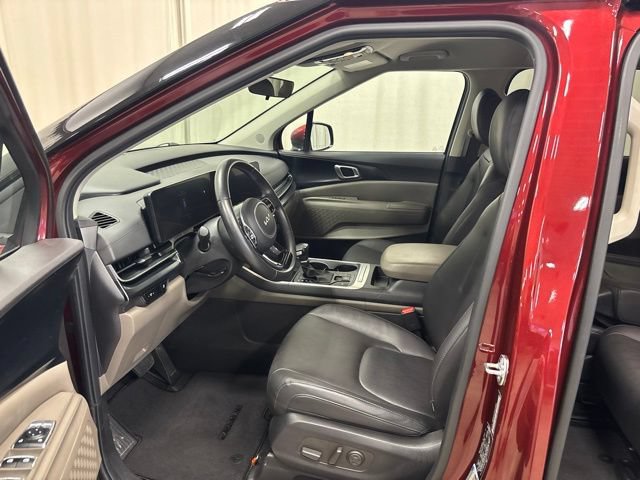 Used 2025 Kia Carnival FWD image 15