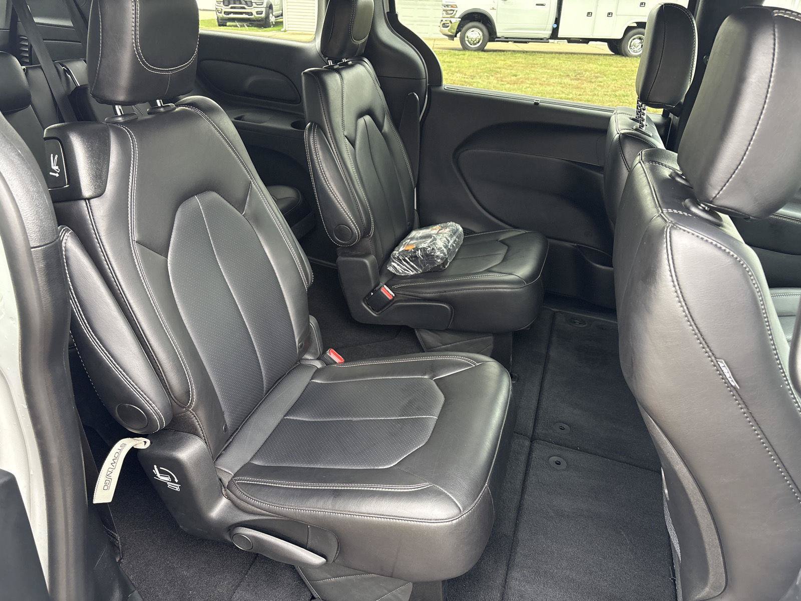 Used 2026 Chrysler Pacifica Select FWD image 14