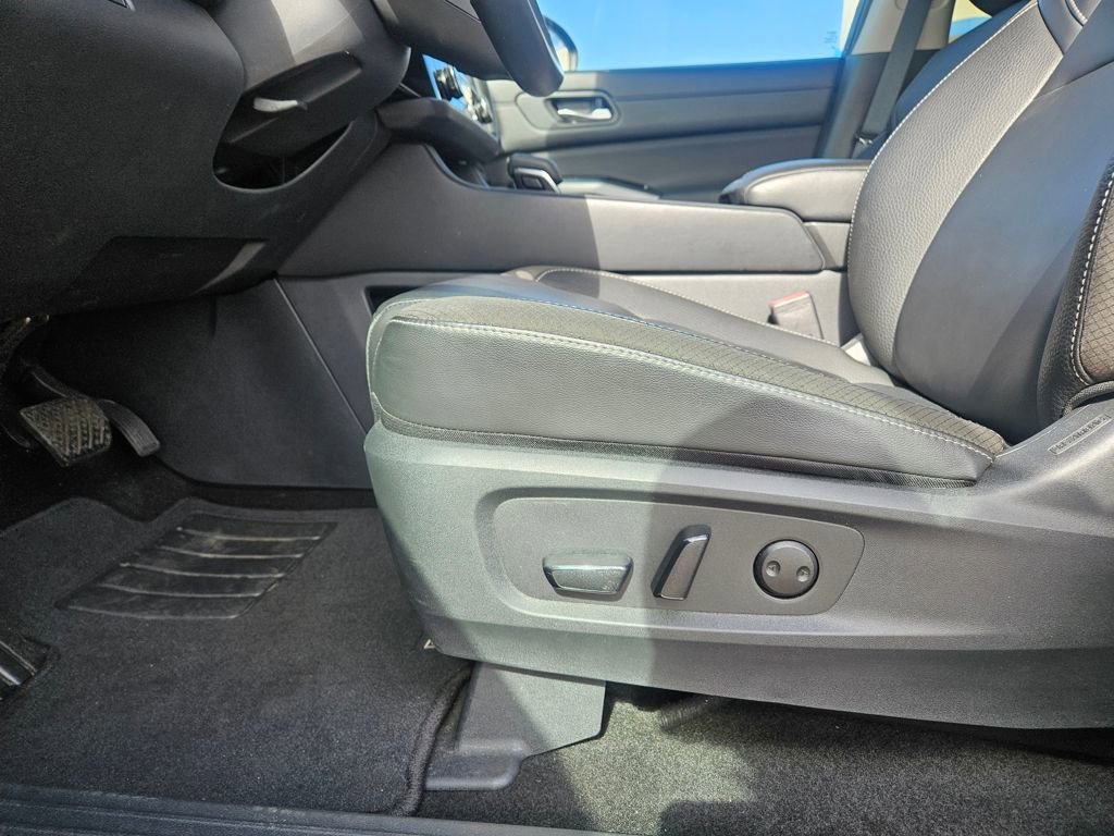 Used 2025 Nissan Pathfinder SL image 10