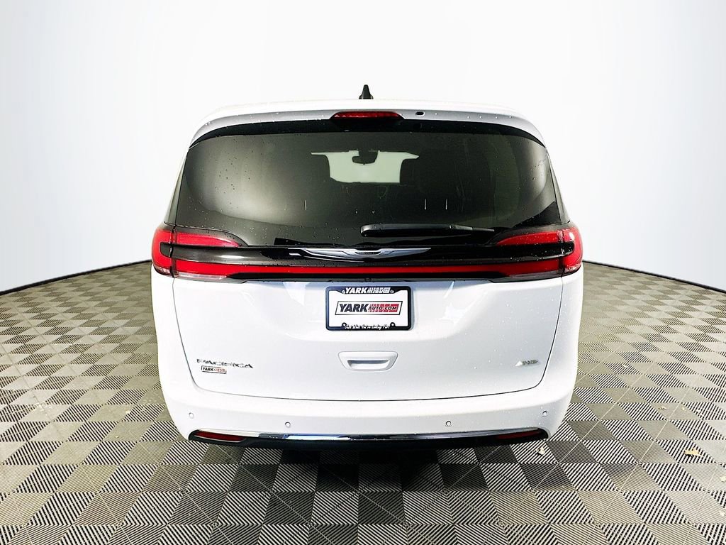 Used 2023 Chrysler Pacifica Touring-L image 9