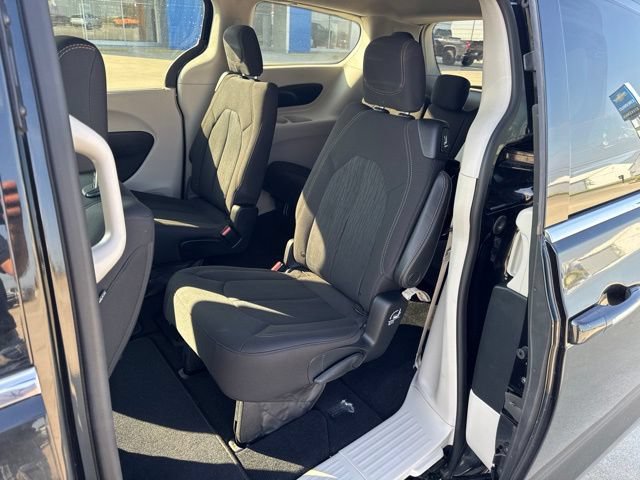 Used 2018 Chrysler Pacifica Touring Plus w/ Tire & Wheel Group FWD image 22