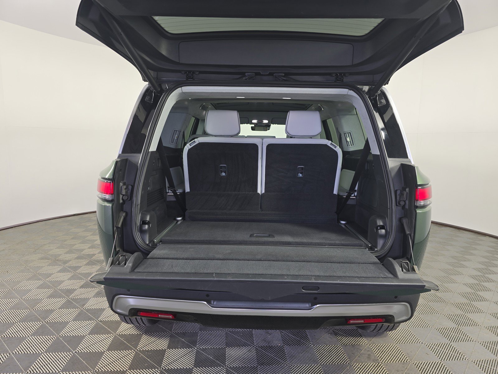 Used 2023 Rivian R1S Adventure AWD/4WD image 15