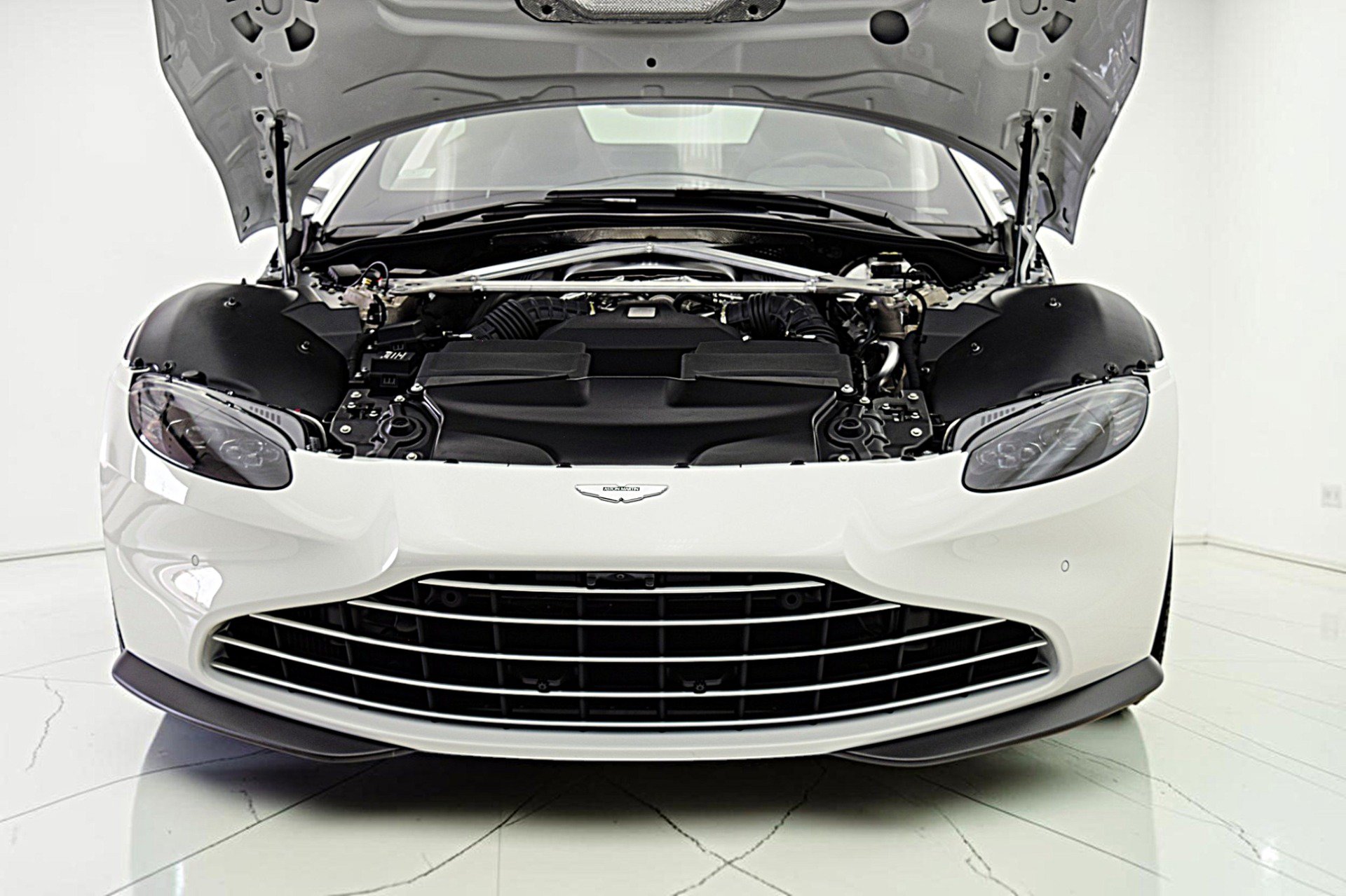 Used 2023 Aston Martin V8 Vantage Roadster RWD image 18