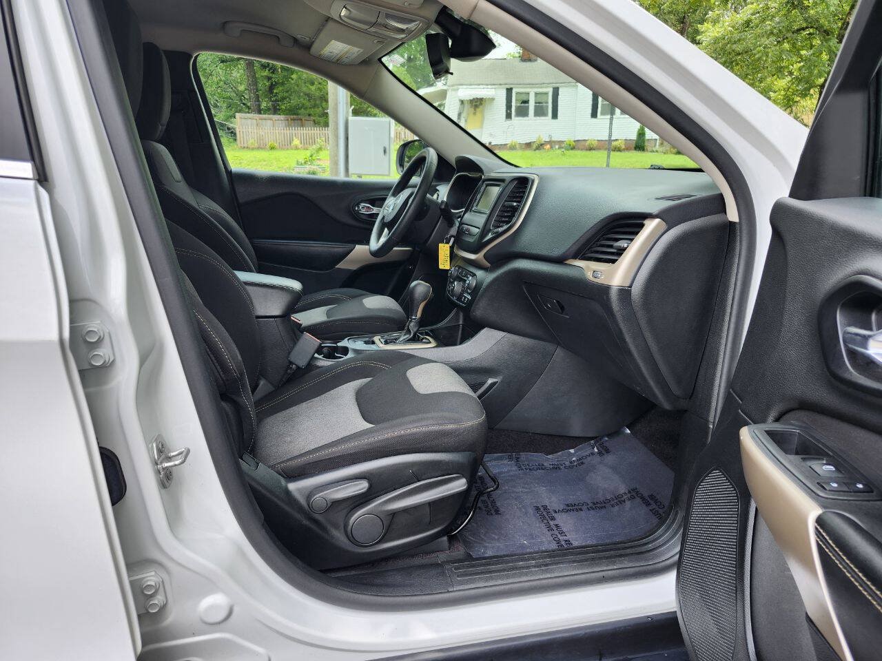 Used 2018 Jeep Cherokee Latitude w/ Mobile Office Group FWD image 7