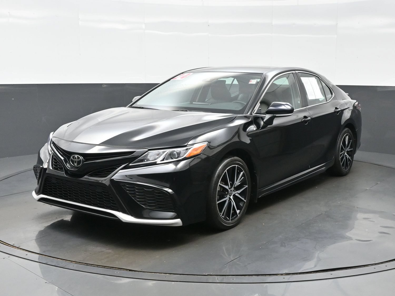 Used 2024 Toyota Camry SE FWD image 2