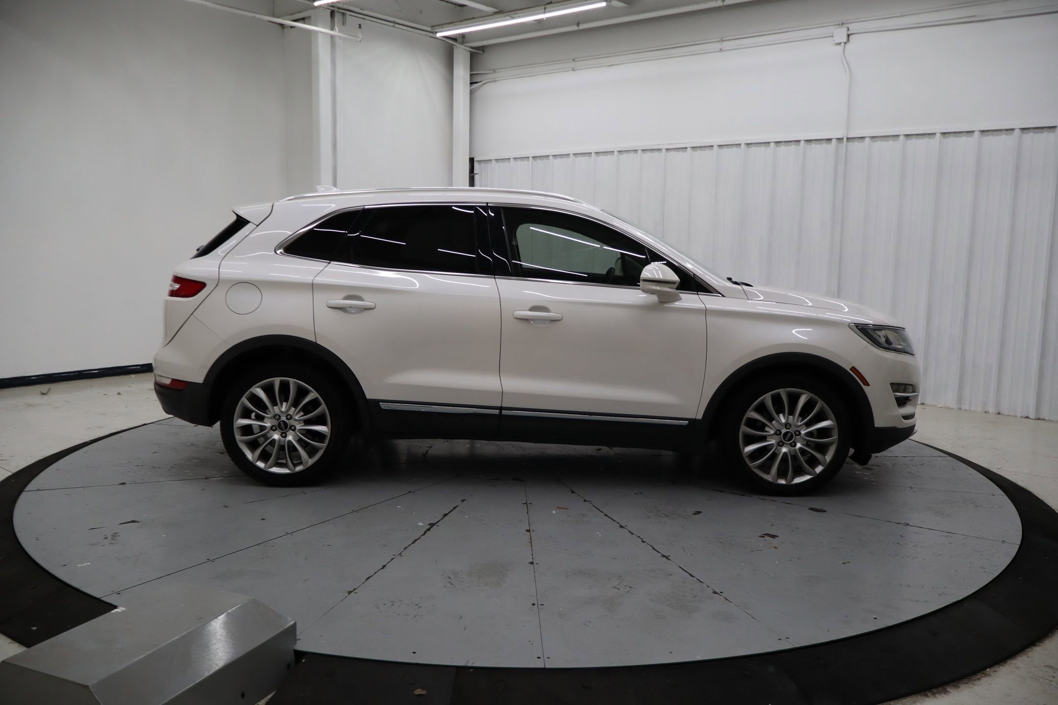 Used 2017 Lincoln MKC Reserve FWD image 2