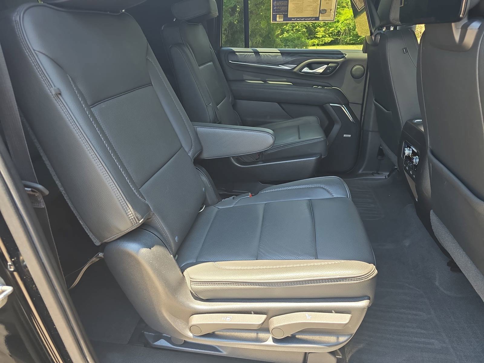 Used 2021 GMC Yukon XL Denali w/ Denali Premium Package AWD/4WD image 11