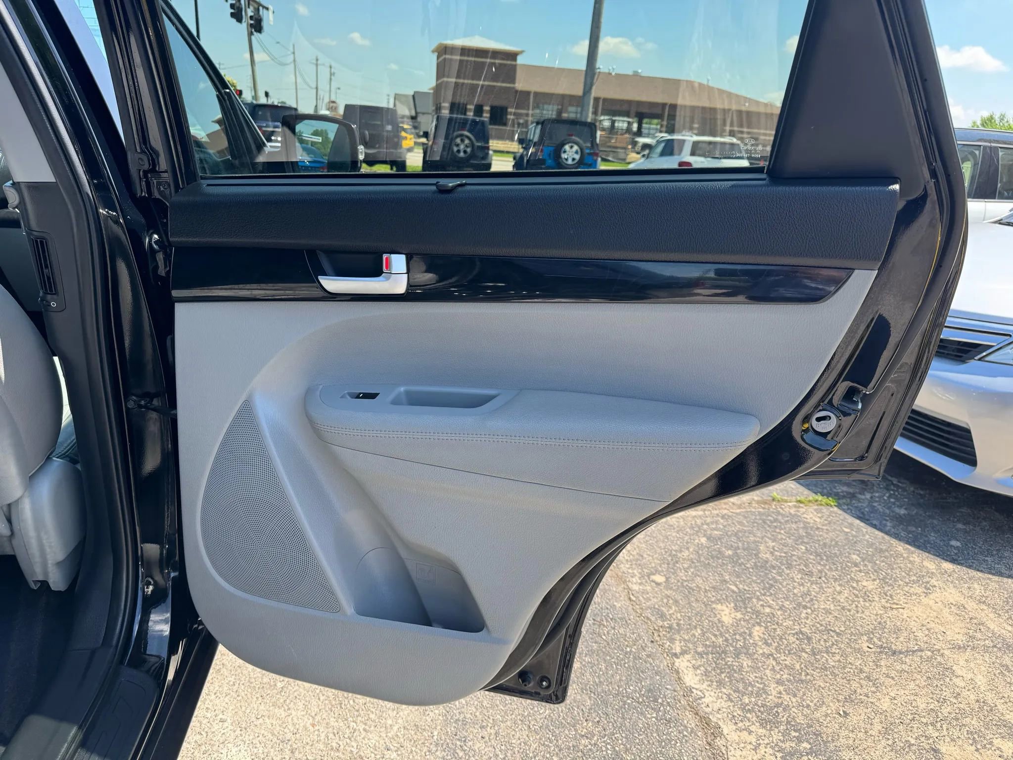 Used 2015 Kia Sorento LX image 16