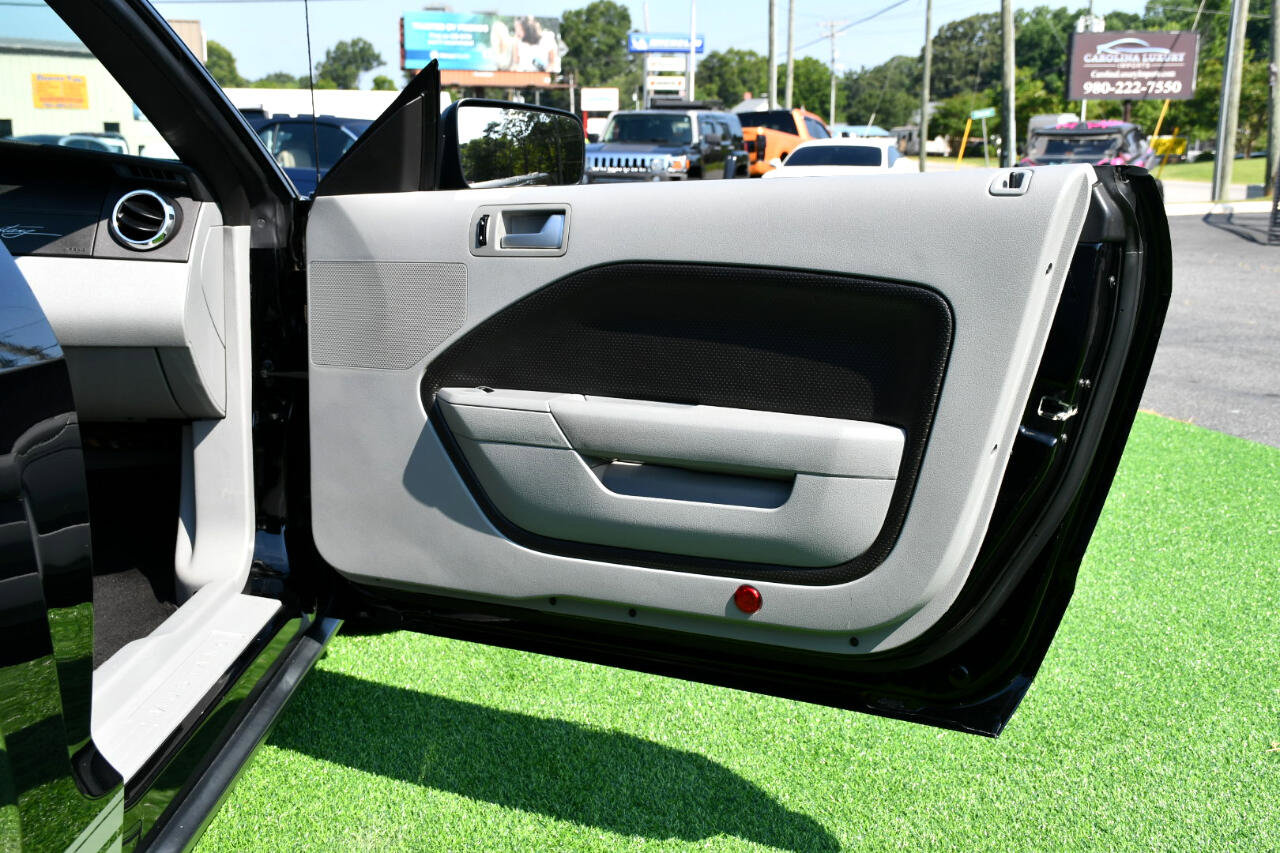 Used 2009 Ford Mustang Convertible image 27