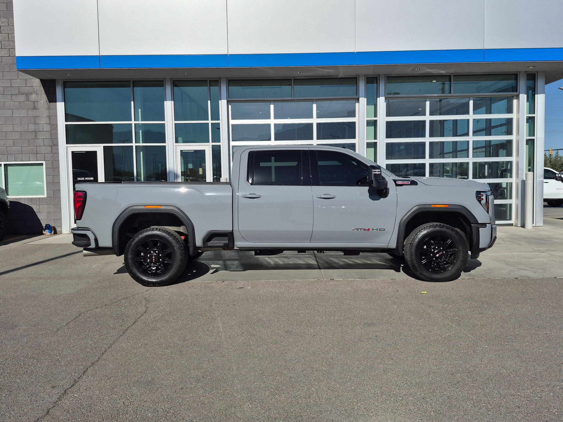Used 2025 GMC Sierra 2500 AT4 AWD/4WD image 2