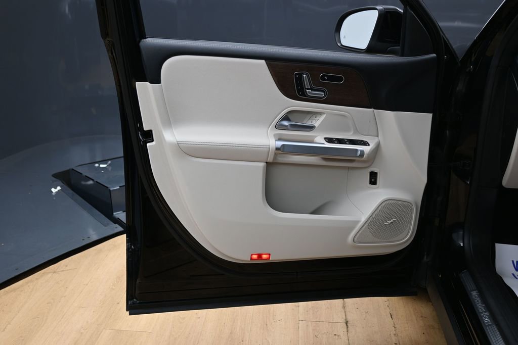 Used 2023 Mercedes-Benz EQB 300 4MATIC w/ Exclusive Package image 46