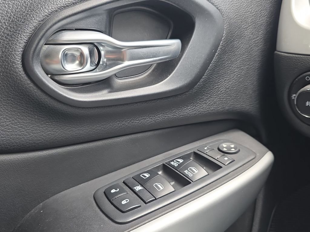 Used 2018 Jeep Cherokee Trailhawk w/ Comfort/Convenience Group AWD/4WD image 11