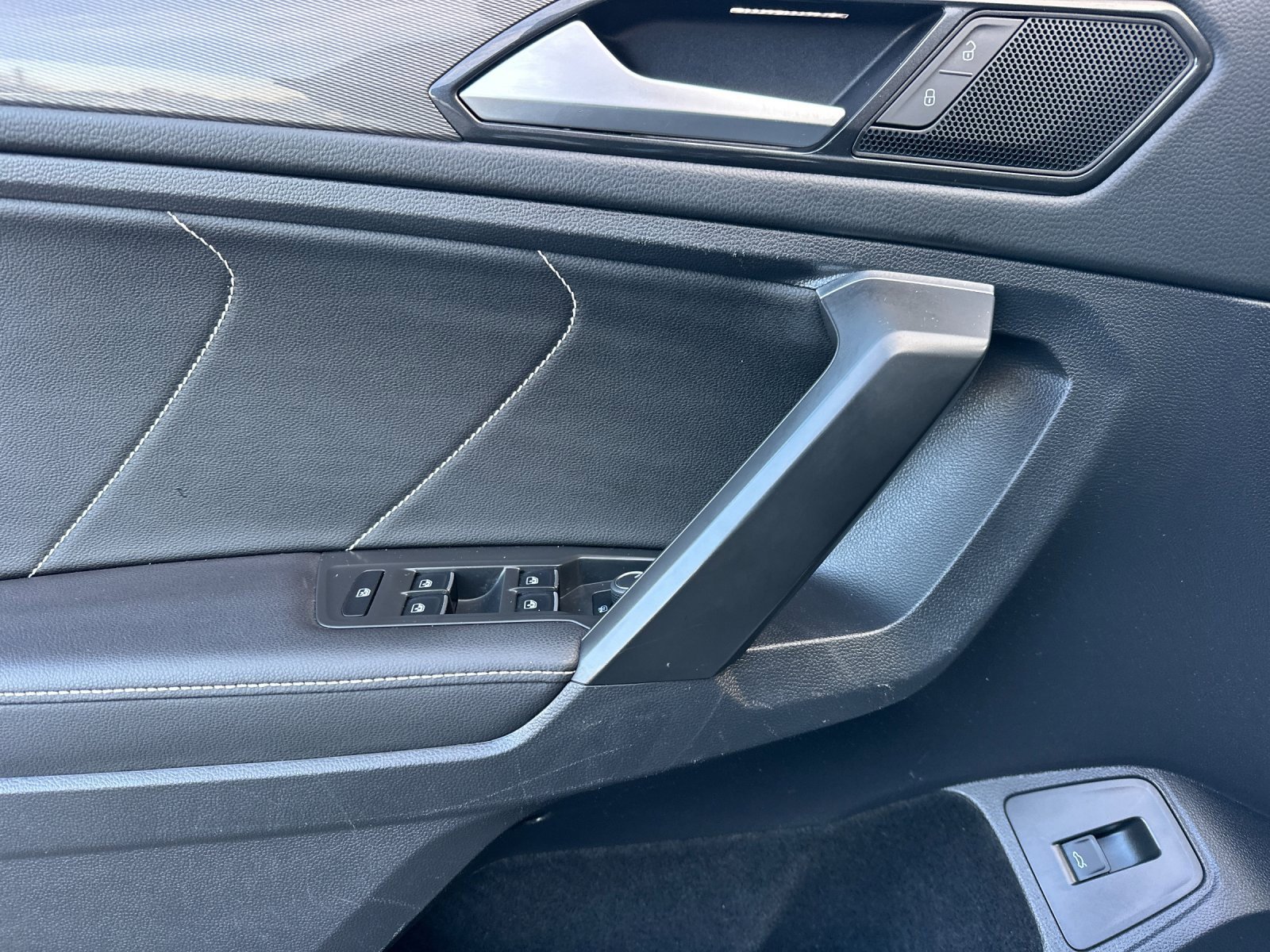 Used 2022 Volkswagen Tiguan SE R-Line image 11