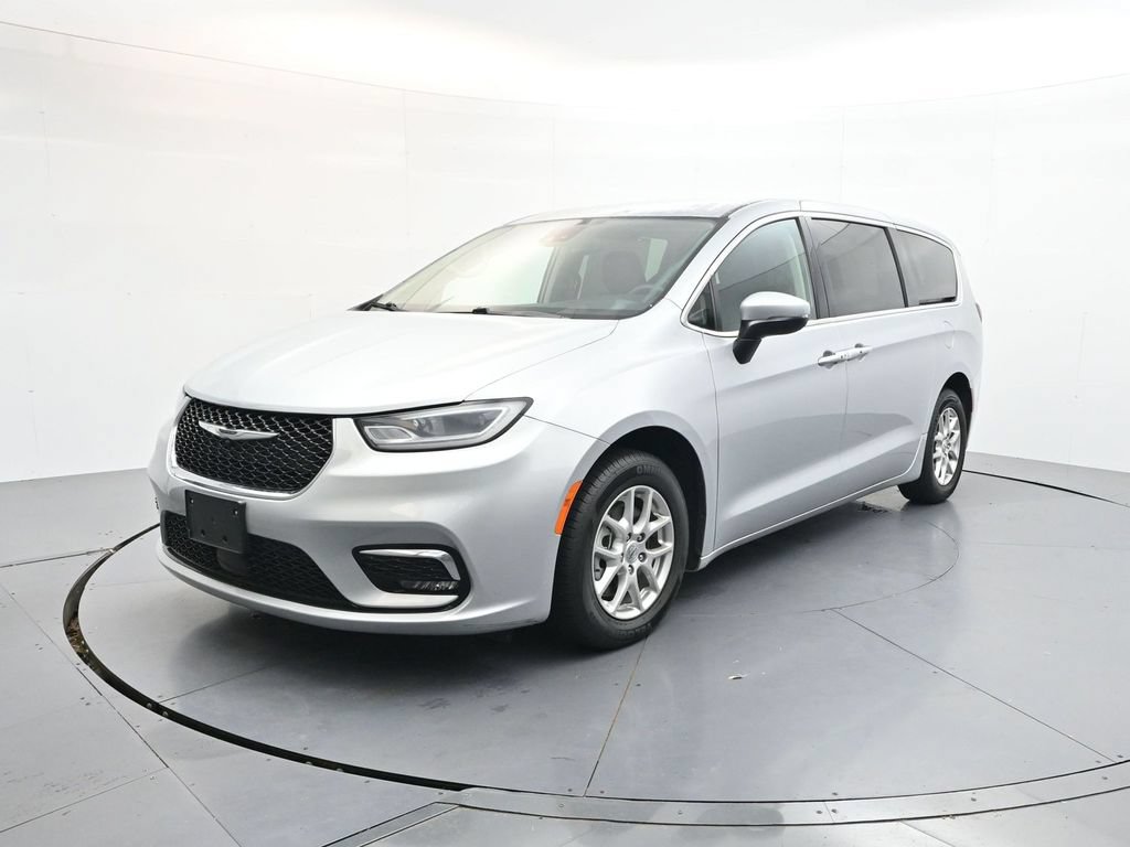 Used 2023 Chrysler Pacifica Touring-L FWD image 3