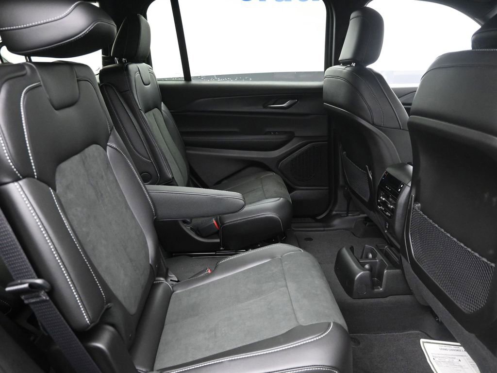 Used 2025 Jeep Grand Cherokee L Altitude AWD/4WD image 8
