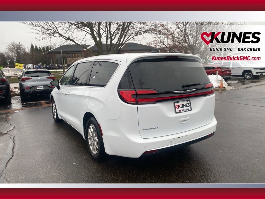 Used 2024 Chrysler Pacifica Touring-L FWD image 6