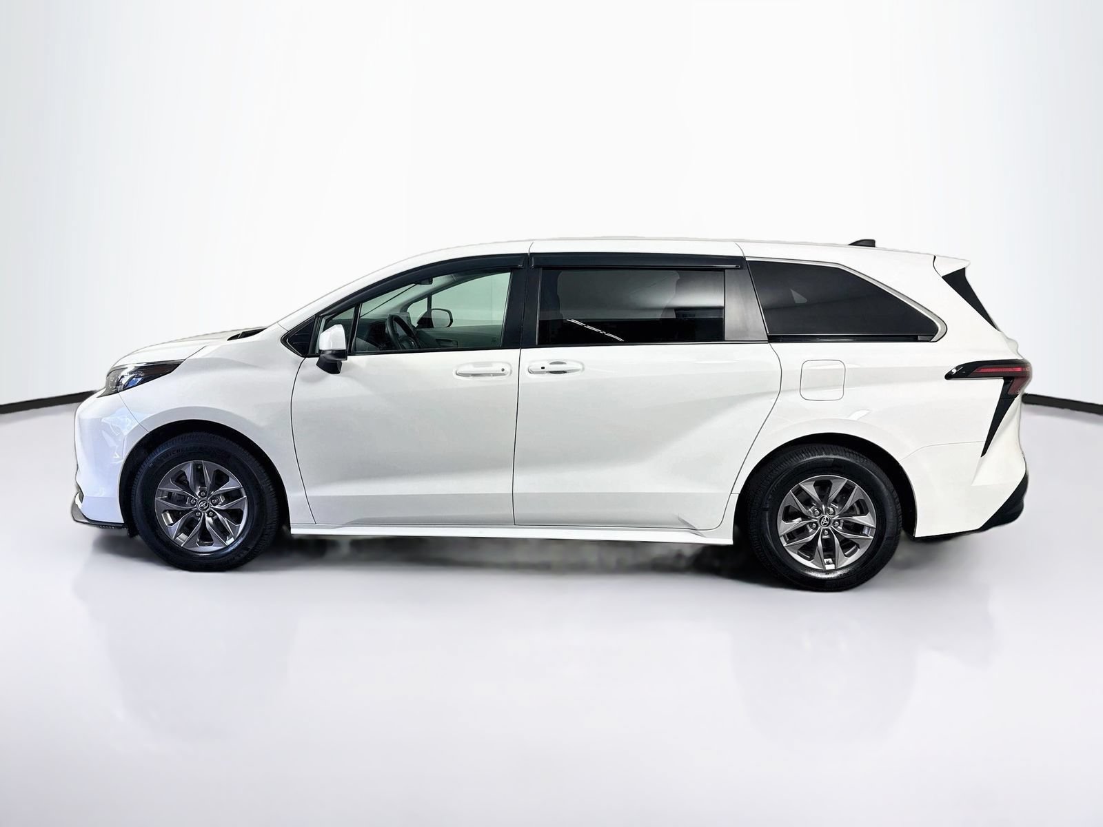Used 2024 Toyota Sienna LE AWD/4WD image 4