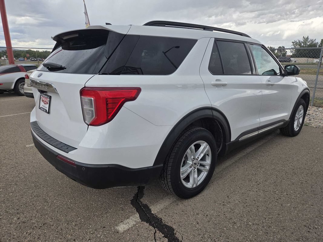 Used 2022 Ford Explorer XLT AWD/4WD image 3