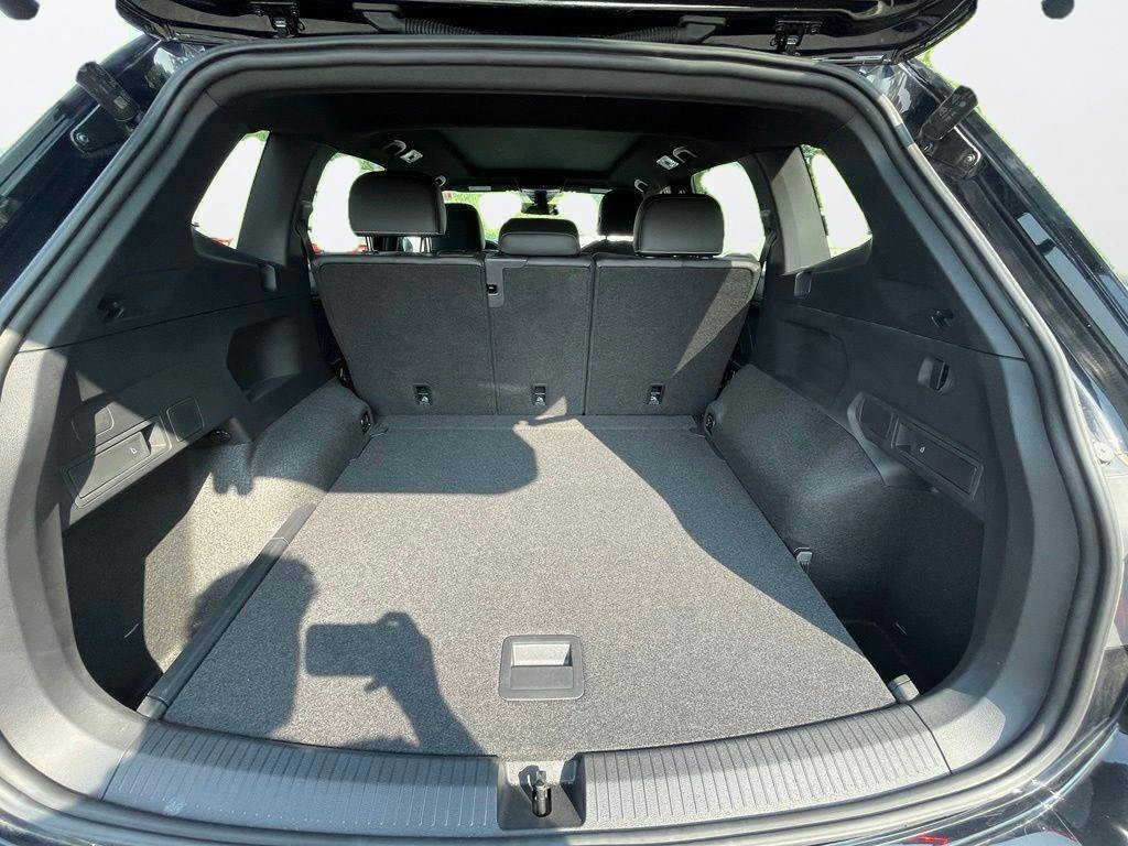 Certified 2024 Volkswagen Tiguan SE R-Line AWD/4WD image 31
