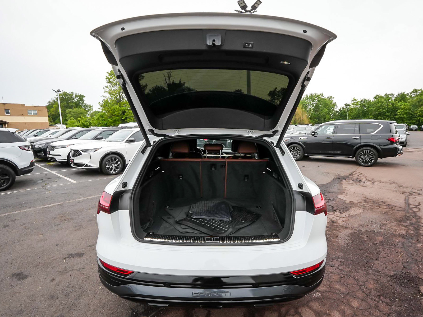 Used 2024 Audi Q8 e-tron Premium Plus AWD/4WD image 45