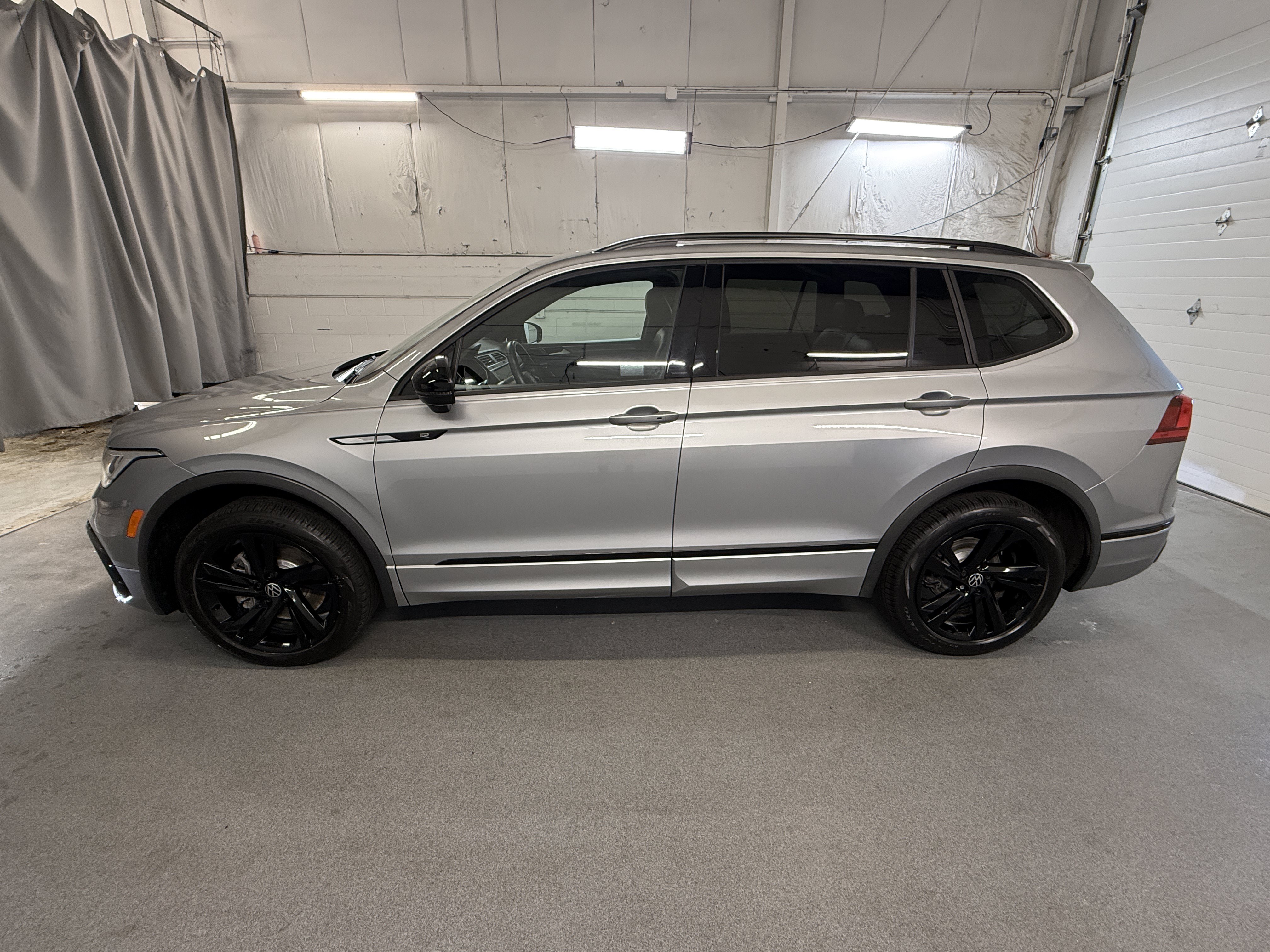 Certified 2024 Volkswagen Tiguan SE R-Line AWD/4WD image 5