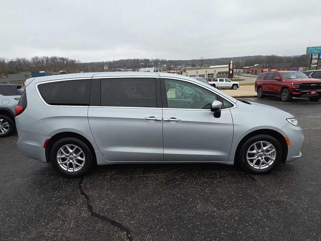 Used 2023 Chrysler Pacifica Touring-L image 9